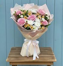 Букет цветов из:  Гвоздики, Орхидеи и Розы в Алешня