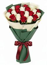 Букет Микс из красных и белых роз в Алешня