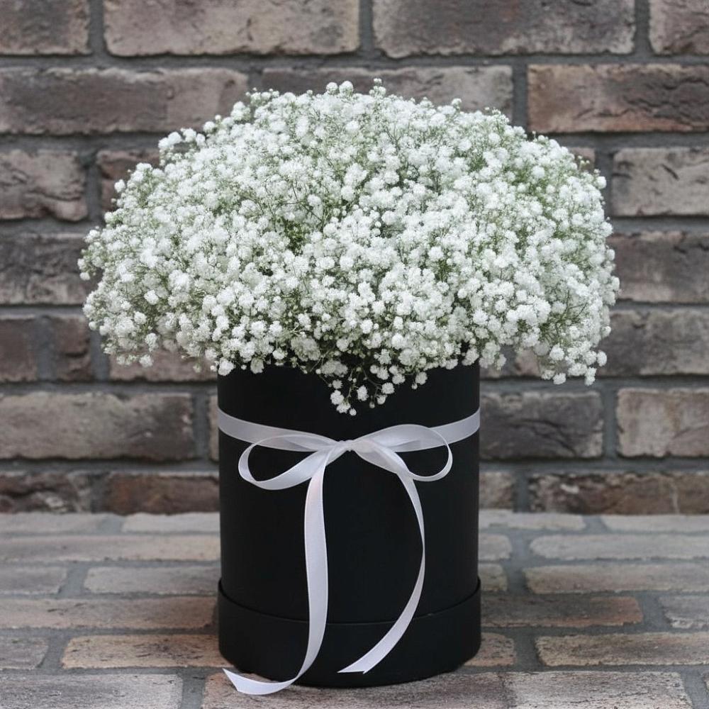 Цветочная композиция из Гипсофила в шляпной коробке в Алешня