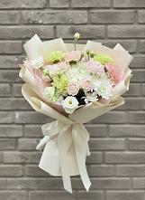 Букет цветов из:  Гвоздики, Розы, Лизиантусы и Хризантемы в Алешня