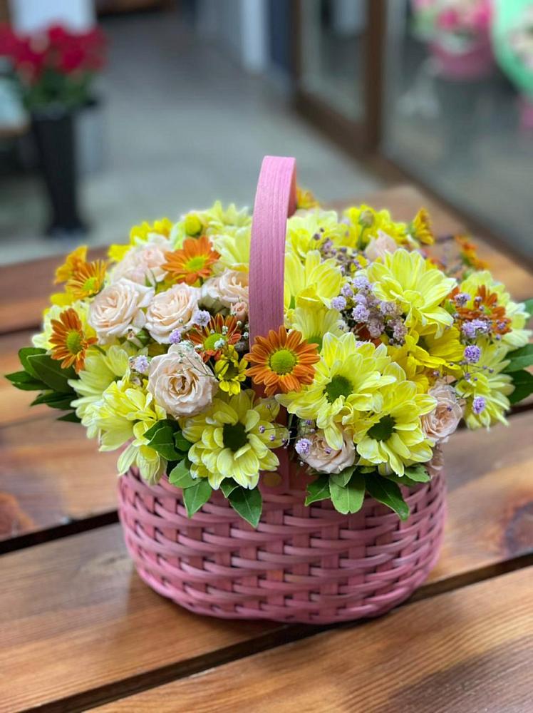 Цветочная композиция из Хризантемы и Розы в корзине в Алешня