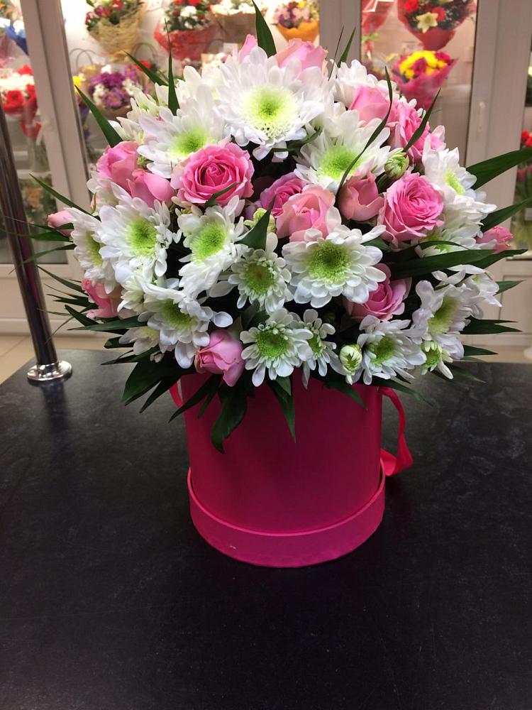 Цветочная композиция из Розы и Хризантемы в шляпной коробке в Алешня