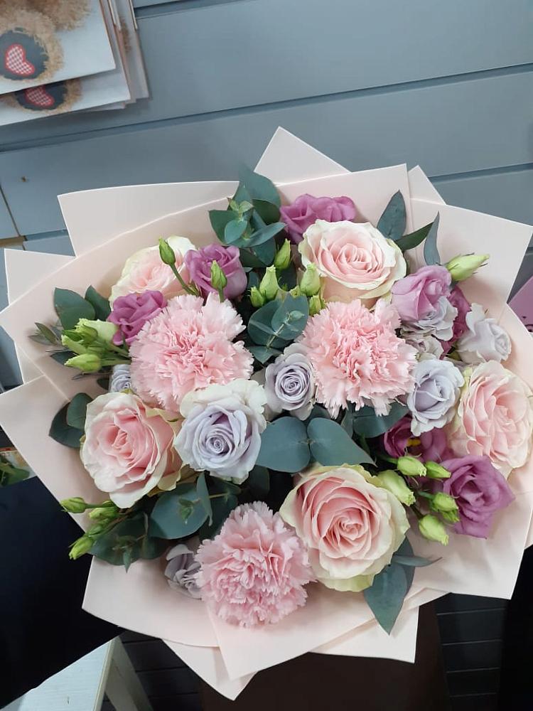 Букет цветов из: Розы, Гвоздики и Лизиантусы в Алешня